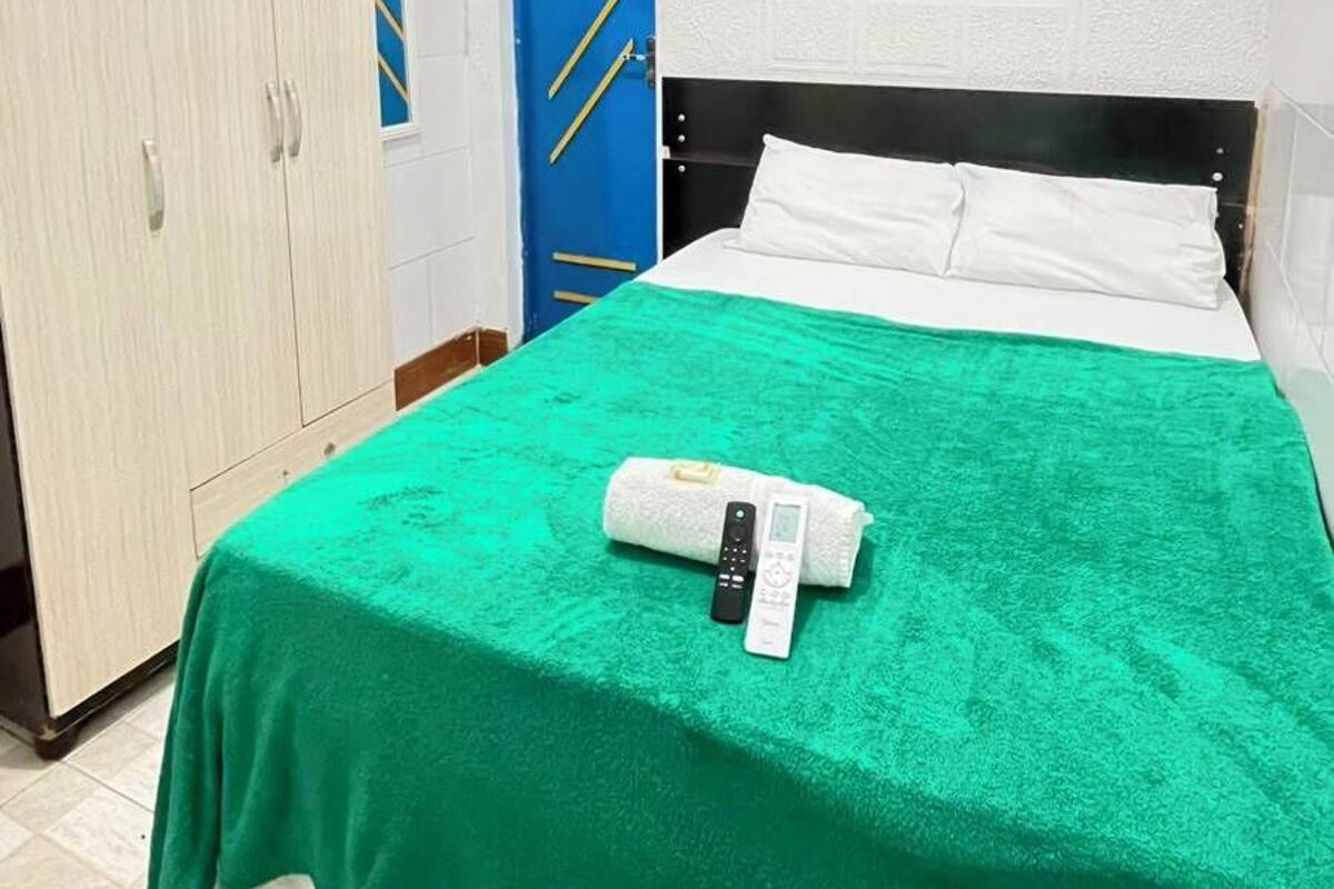 Espaço de trabalho para notebook, Wi-Fi de cortesia, roupa de cama