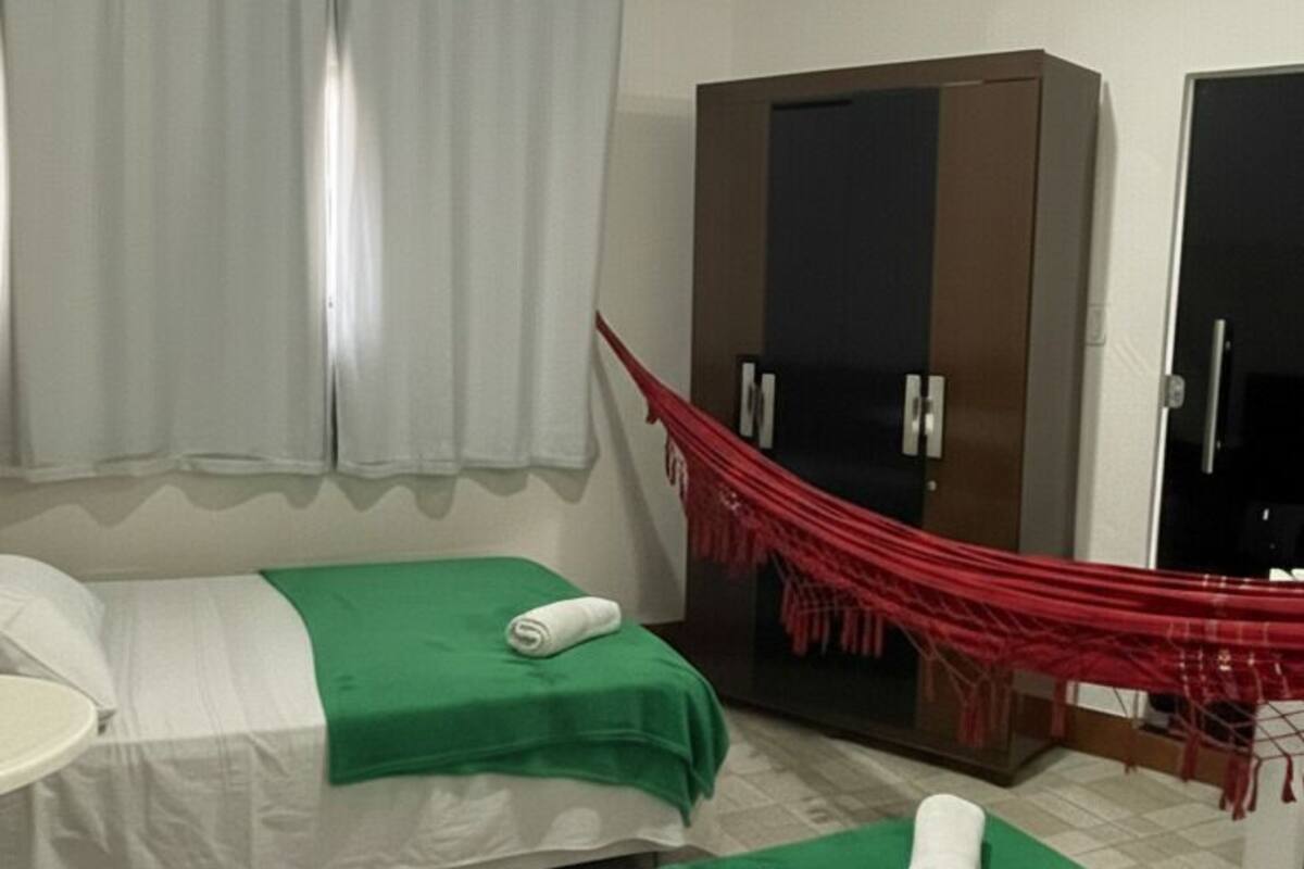 Habitación Confort con 2 camas individuales | Espacio para trabajar con un portátil, wifi gratis, ropa de cama