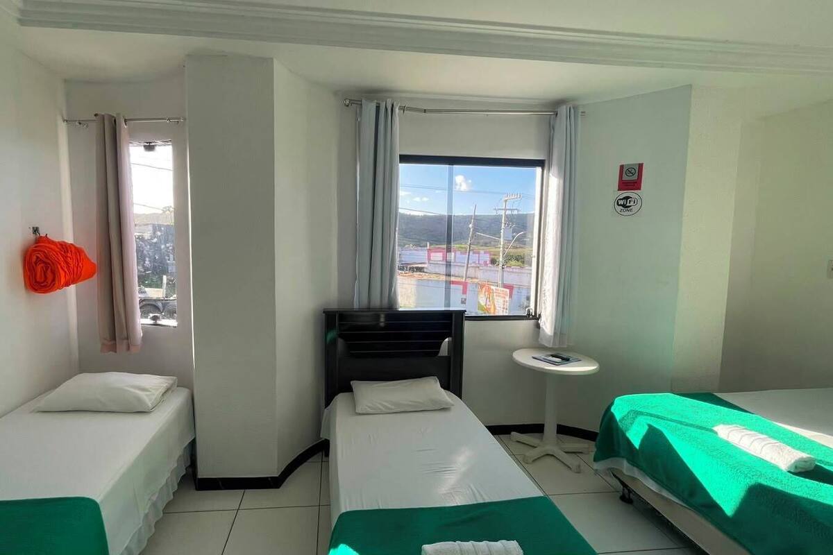 Espaço de trabalho para notebook, Wi-Fi de cortesia, roupa de cama