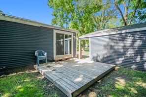 Terrace/patio - Charming  South Haven Cottage - 5 minute to the beach! (South Haven)