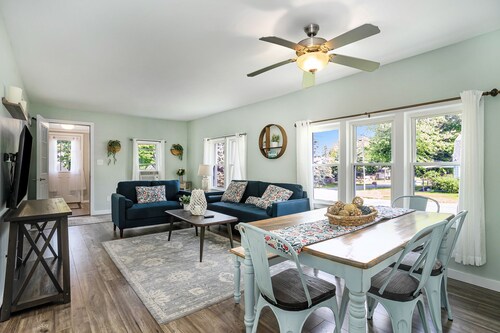 Charming  South Haven Cottage - 5 minute to the beach!