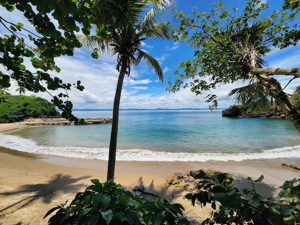 På stranden og solsenger