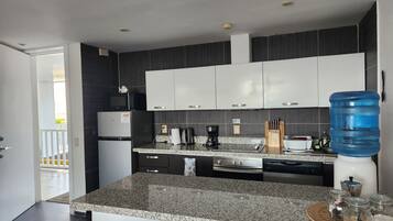 Réfrigérateur, micro-ondes, four, plaque de cuisson