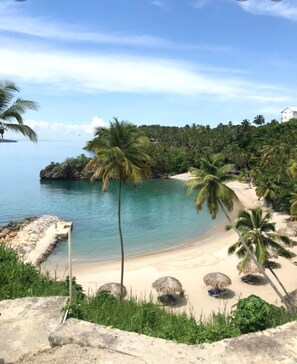 On the beach, sun-loungers - Perfect Paradise, Oceanview Samana #PRIVATEBEACH#OCEANVIEW#PARKING#STARLINK#AC (Samana)