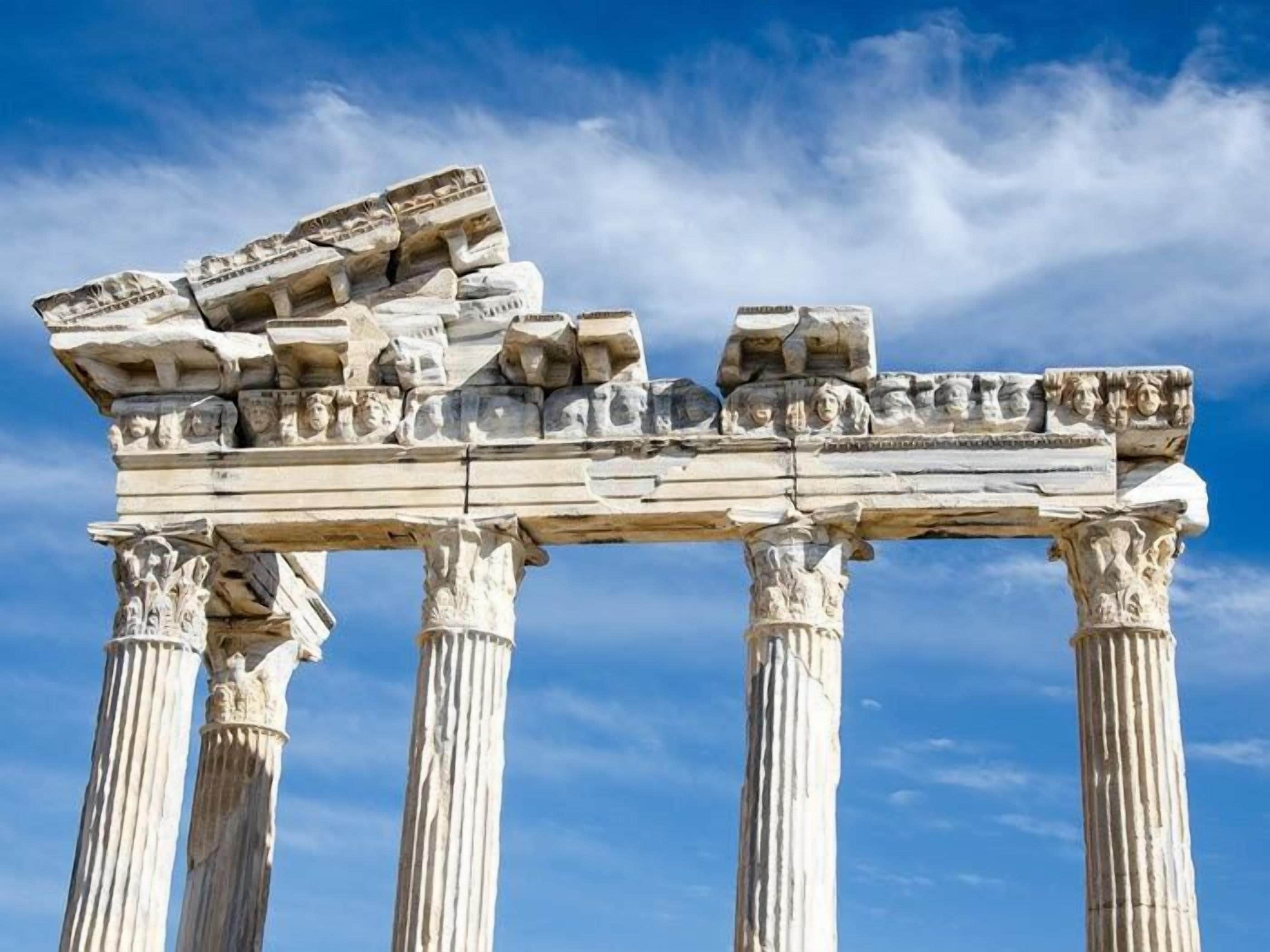 Ein antiker griechischer Tempel mit klassischen Säulen und aufwendigen Reliefs.