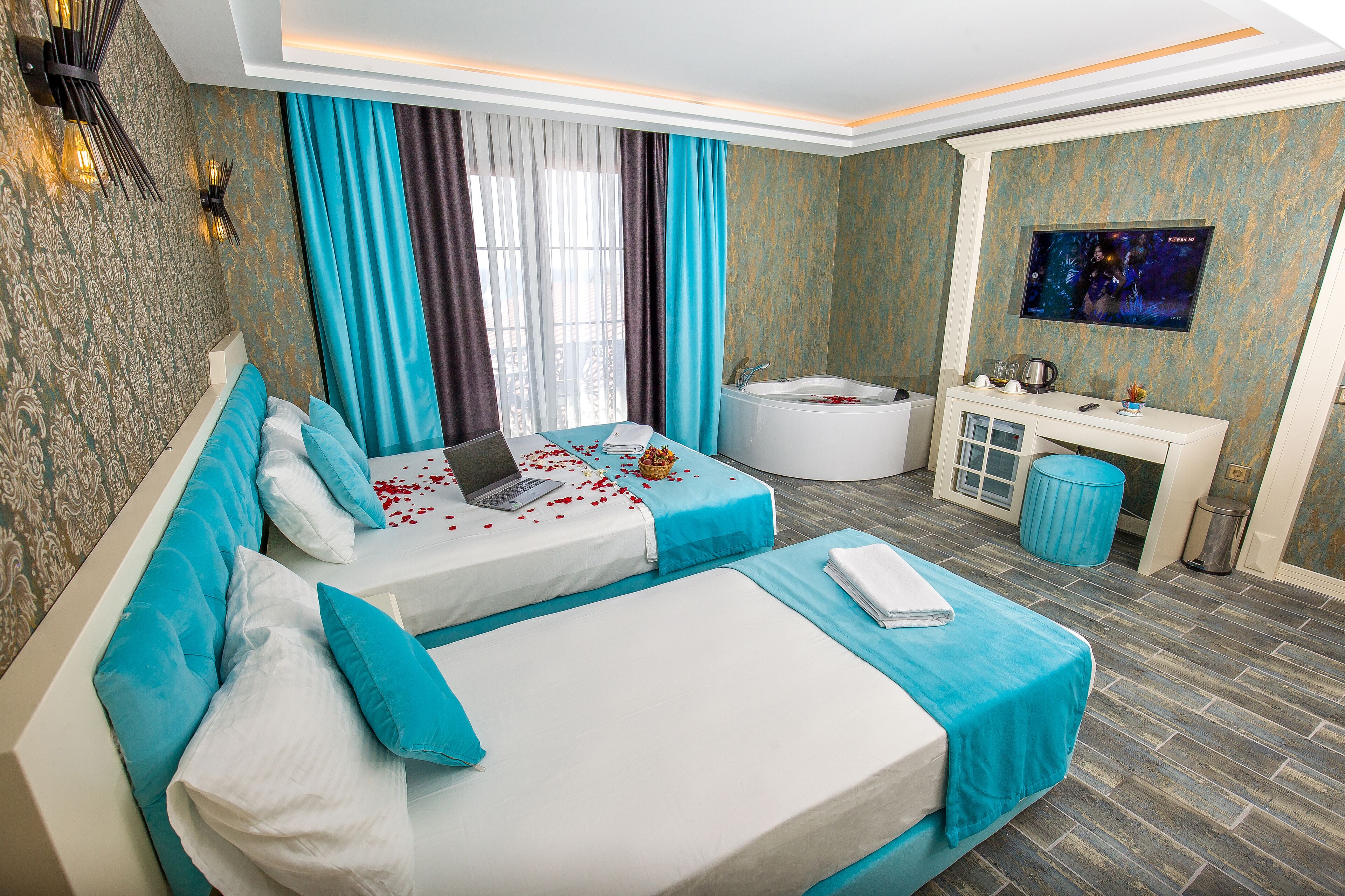 Deluxe kamer | Luxe beddengoed, een gratis minibar, een kluis op de kamer, een bureau