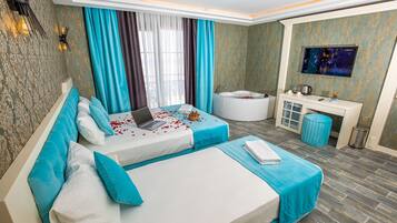 Deluxe kamer | Luxe beddengoed, een gratis minibar, een kluis op de kamer, een bureau