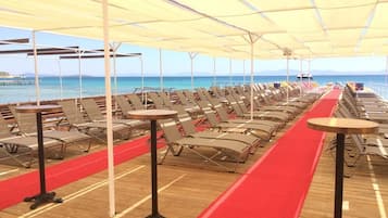 Plage privée à proximité, cabines gratuites, chaises longues, parasols