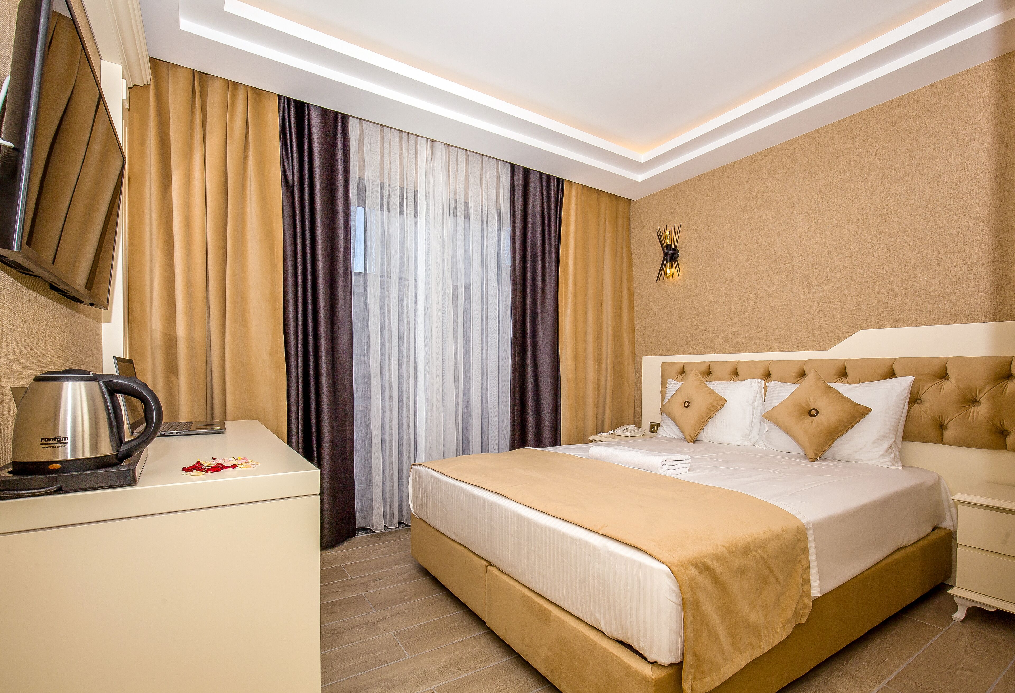 Una habitación de hotel con cama, mesita de noche y cafetera.