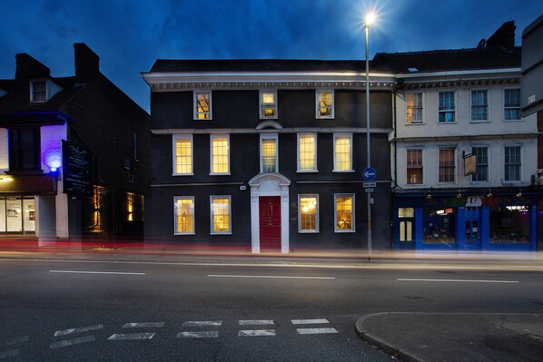 Exclusive Double Room | Premium bedding, down comforters, Select Comfort beds - Stone Court House (Maidstone)