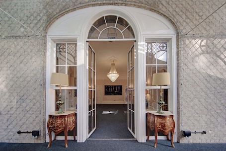 Ballroom. Stone Court House