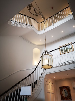 TV connectée de 32 pouces avec chaînes numériques, télévision