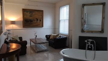 Luksus-lejlighed | Badeværelse | Bruser, miljøvenlige toiletartikler, hårtørrer, badekåber