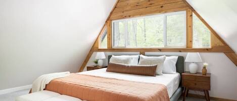 2 habitaciones, escritorio y tabla de planchar con plancha