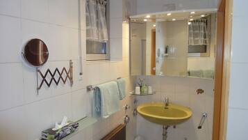 Ensemble douche/baignoire, sĂšche-cheveux, serviettes fournies, savon