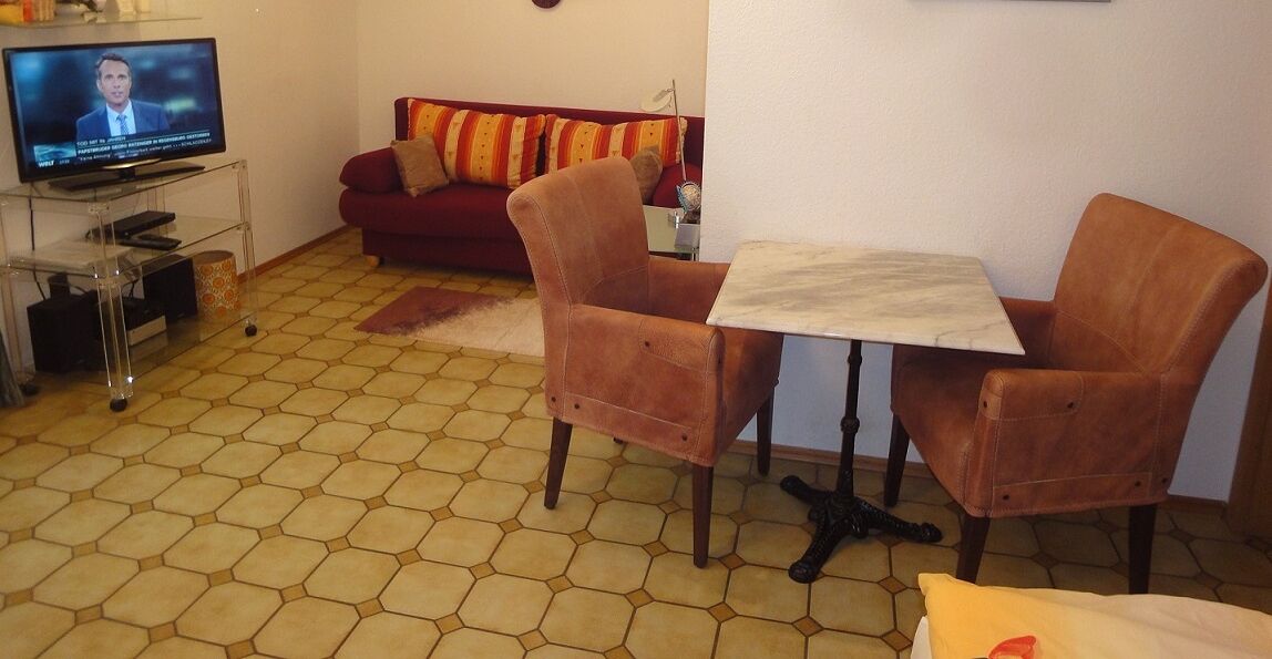 Una Smart TV, un reproductor de DVD, un reproductor estéreo