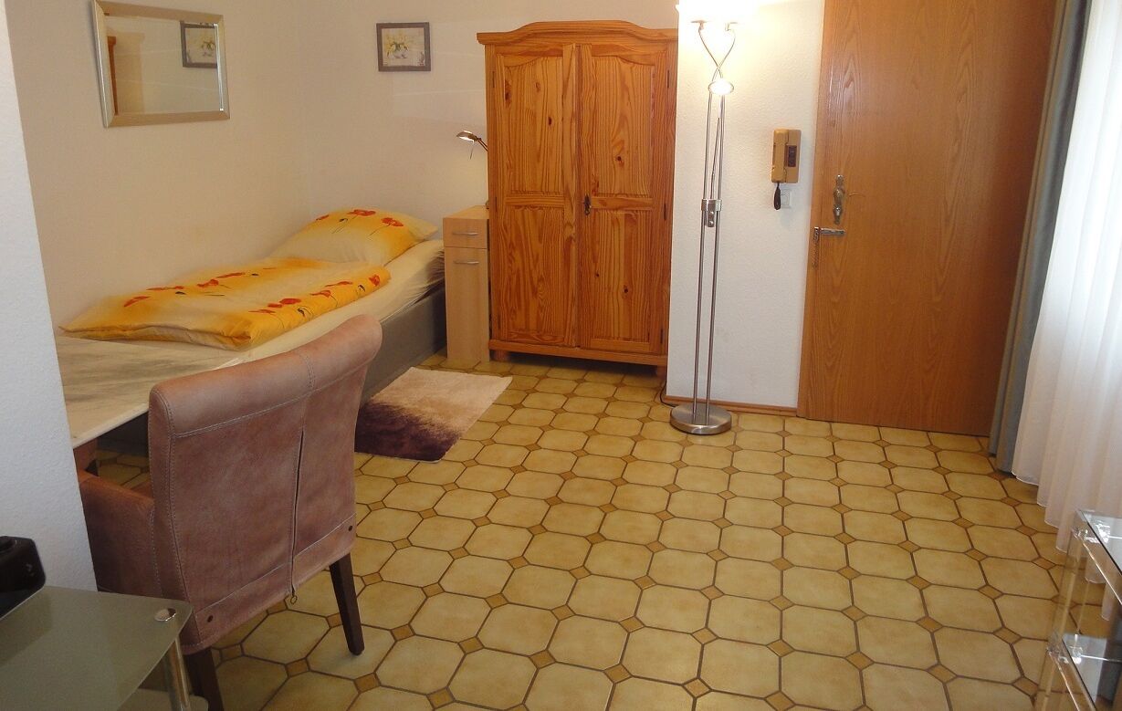 Een kluis op de kamer, een bureau, een strijkplank/strijkijzer