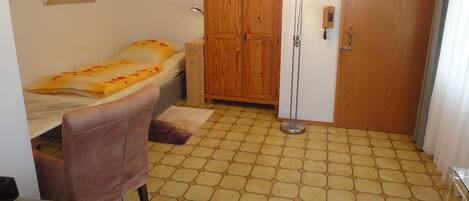 Een kluis op de kamer, een bureau, een strijkplank/strijkijzer