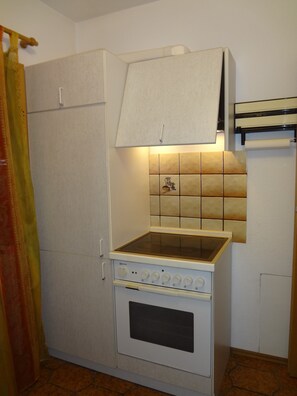 Refrigerador, microondas, parrilla de estufa y cafetera y tetera 