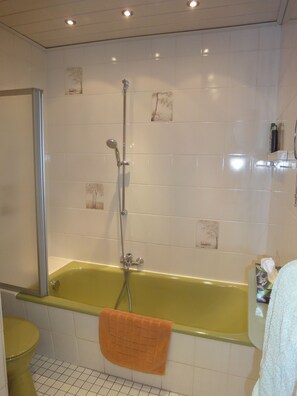 シャワー付き浴槽、ヘアドライヤー、タオル、石鹸