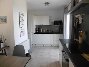 Refrigerador, microondas, horno, placa de cocina