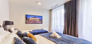 3 室のベッドルーム、セーフティボックス (室内)、デスク、アイロン / アイロン台