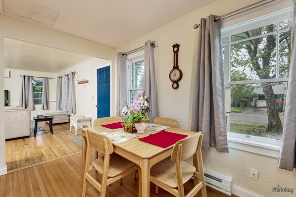 Dining - U of O Home, Sport and Business (Eugene)