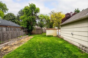 Property grounds - U of O Home, Sport and Business (Eugene)