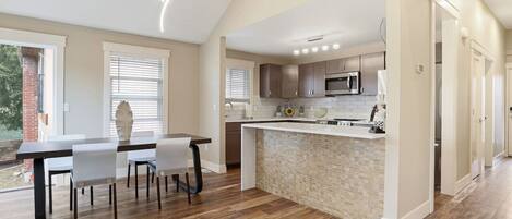 Een koelkast, een microgolfoven, een oven, een kookplaat