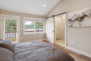 3 bedrooms, desk, iron/ironing board, travel cot