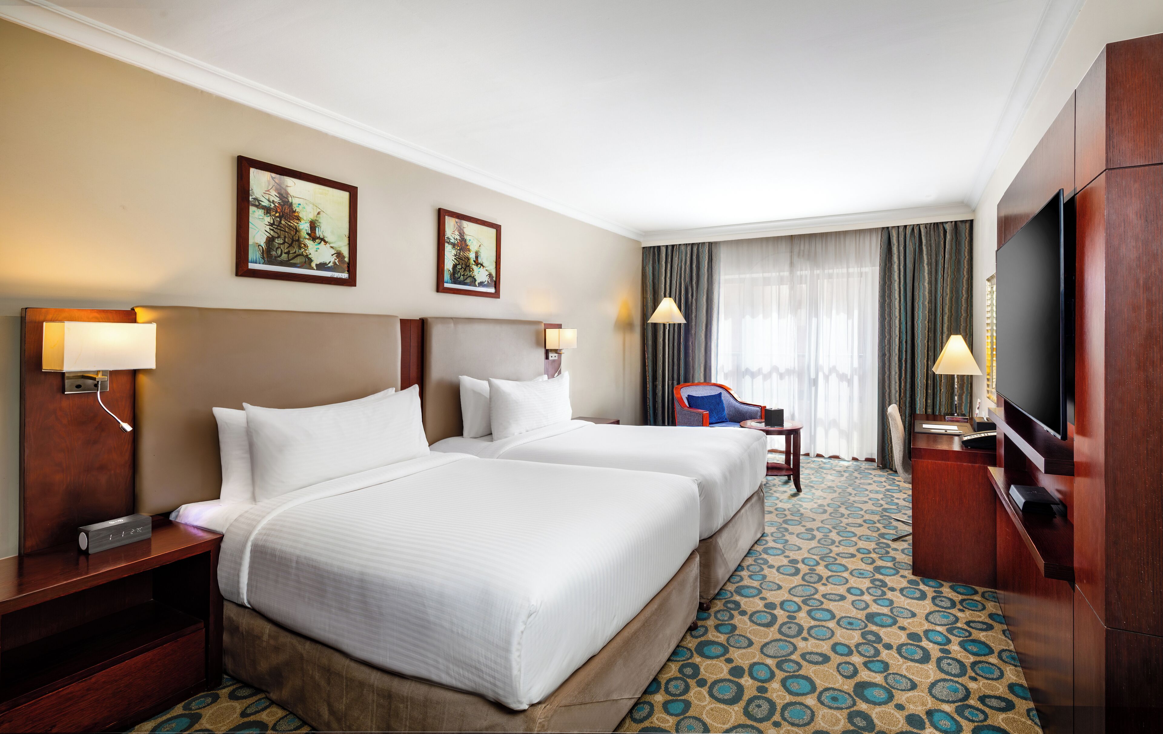 Minibar, escritorio, tabla de planchar con plancha y cunas gratuitas 