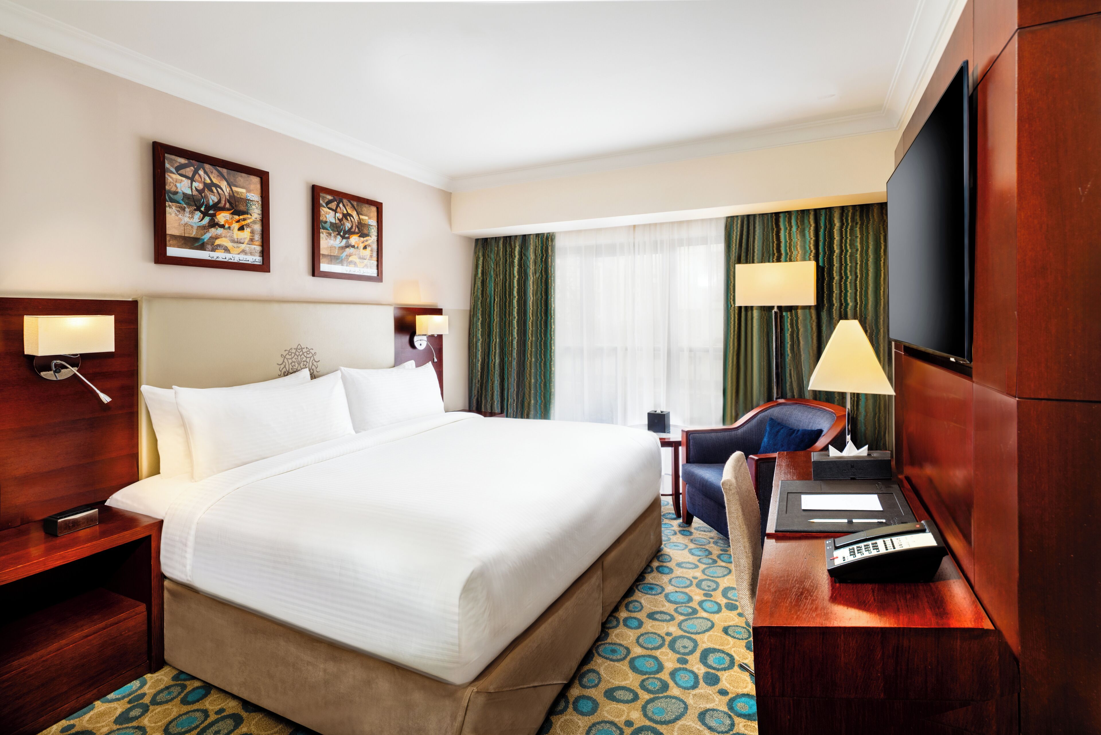 Minibar, escritorio, tabla de planchar con plancha y cunas gratuitas 