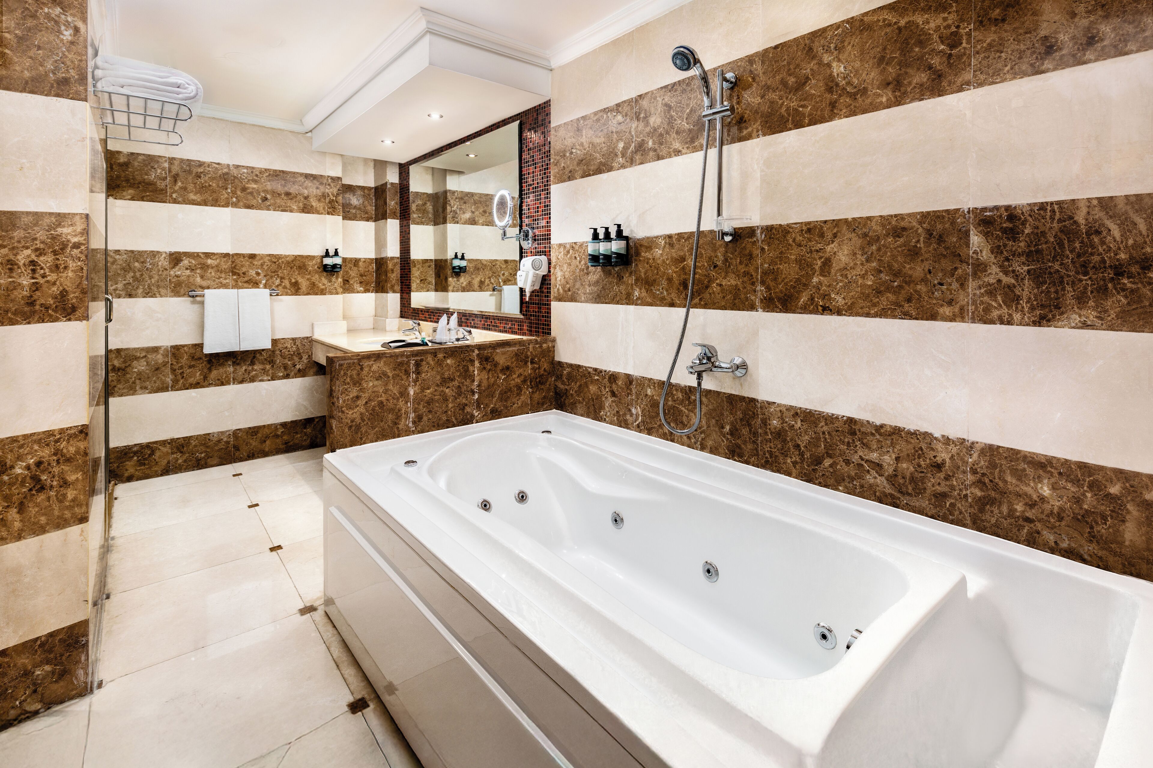 Een douche, een regendouche, designer toiletartikelen, een haardroger