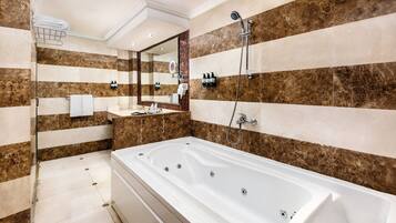 Een douche, een regendouche, designer toiletartikelen, een haardroger