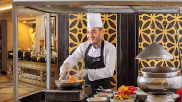 2 restaurants, breakfast served