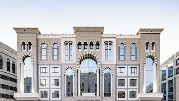 Een groot, historisch gebouw met meerdere boogvensters en een centrale ingang.