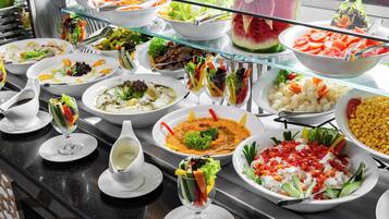 Café da manhã com buffet todos os dias (SAR 150 por pessoa)