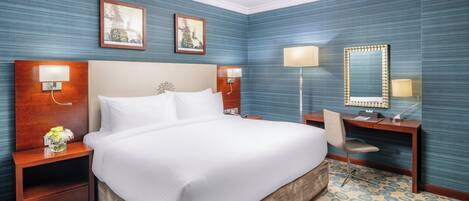 Suite, 2 Schlafzimmer, Stadtblick | 1 Schlafzimmer, Minibar, Schreibtisch, Bügeleisen/Bügelbrett