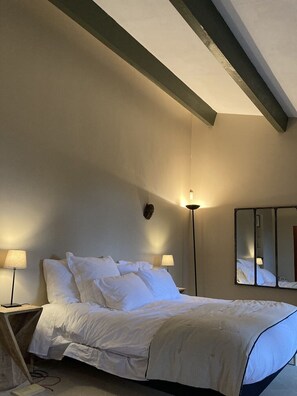 4 makuuhuonetta, työpöytä, silitysrauta/-lauta, ilmainen Wi-Fi