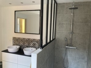 Dusche, Haartrockner, Handtücher, Toilettenpapier