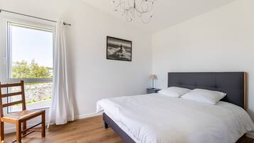 3 slaapkamers, een strijkplank/strijkijzer, gratis wifi, beddengoed