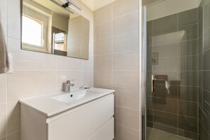 Sèche-cheveux, serviettes fournies