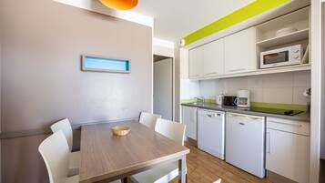 Fridge, microwave, dishwasher, coffee/tea maker