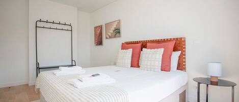 3 slaapkamers, een strijkplank/strijkijzer, wifi, beddengoed