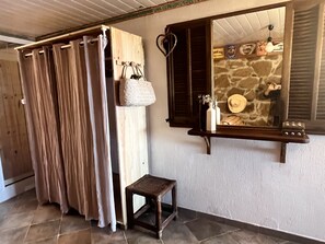 Dusche, Haartrockner, Handtücher, Toilettenpapier
