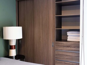 1 habitación, tabla de planchar con plancha, wifi y ropa de cama 