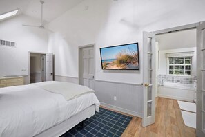 4 bedrooms, iron/ironing board, travel crib, WiFi - 1min to Private Beach, High-end Design & Hot tub (New Buffalo)
