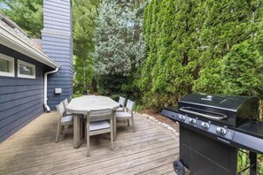 Outdoor dining - 1min to Private Beach, High-end Design & Hot tub (New Buffalo)