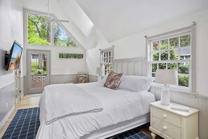 4 bedrooms, desk, iron/ironing board, travel crib