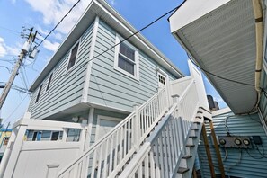 Exterior - 231 33rd St Unit B (back upper 2nd fl) · 2nd fl Hideaway ★ 2 Block to Beach ★ Parking (Brigantine)